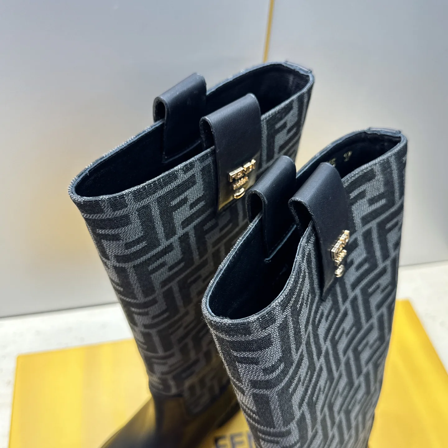 Сапоги Женские Fendi 19250143