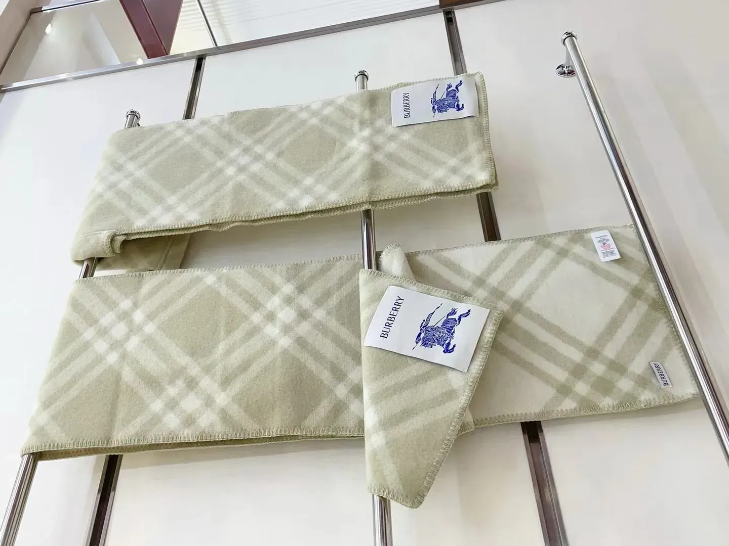Шарфы Burberry 4433411