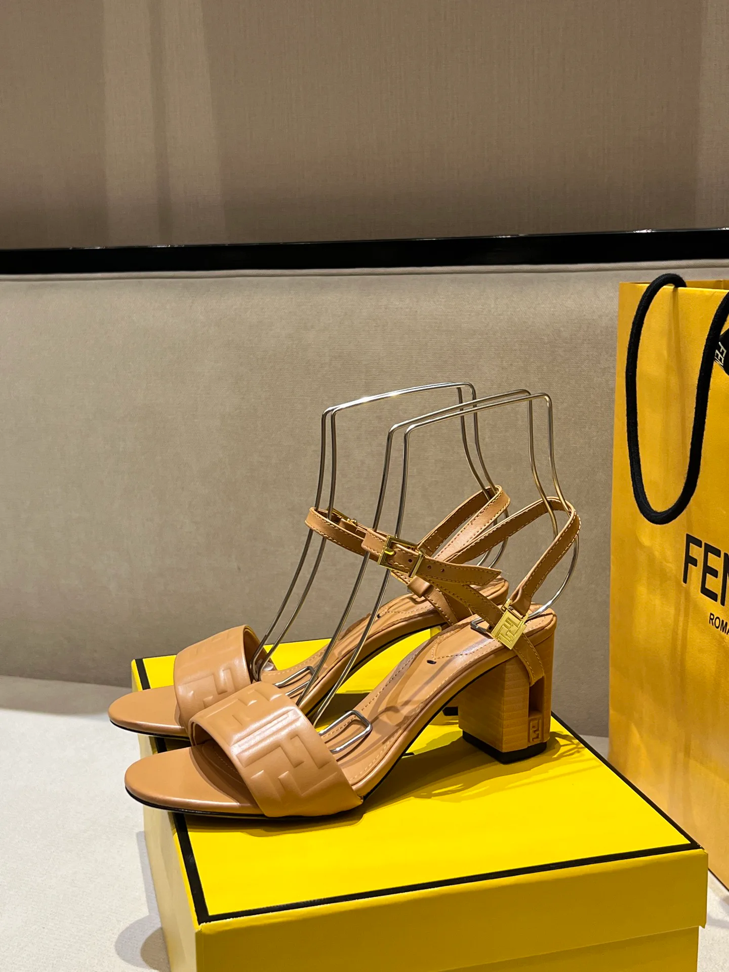 Босоножки Женские Fendi 17144233