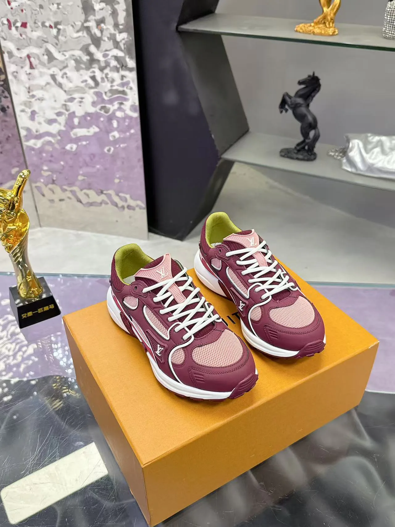 Кроссовки Женские Louis Vuitton 17530424