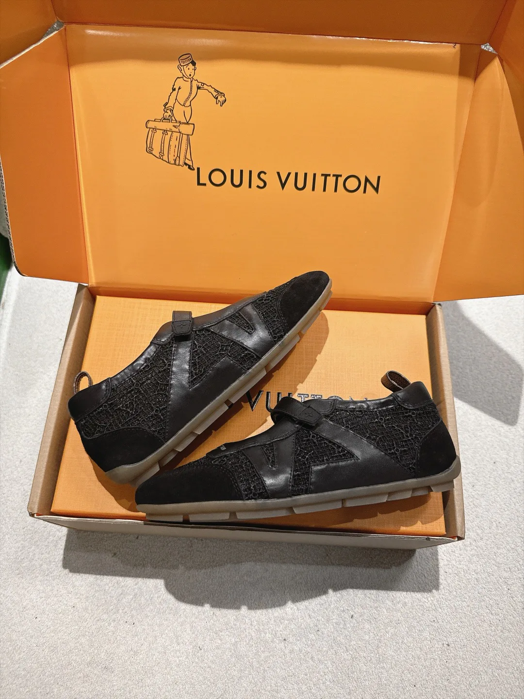 Кроссовки Женские Louis Vuitton 18152831