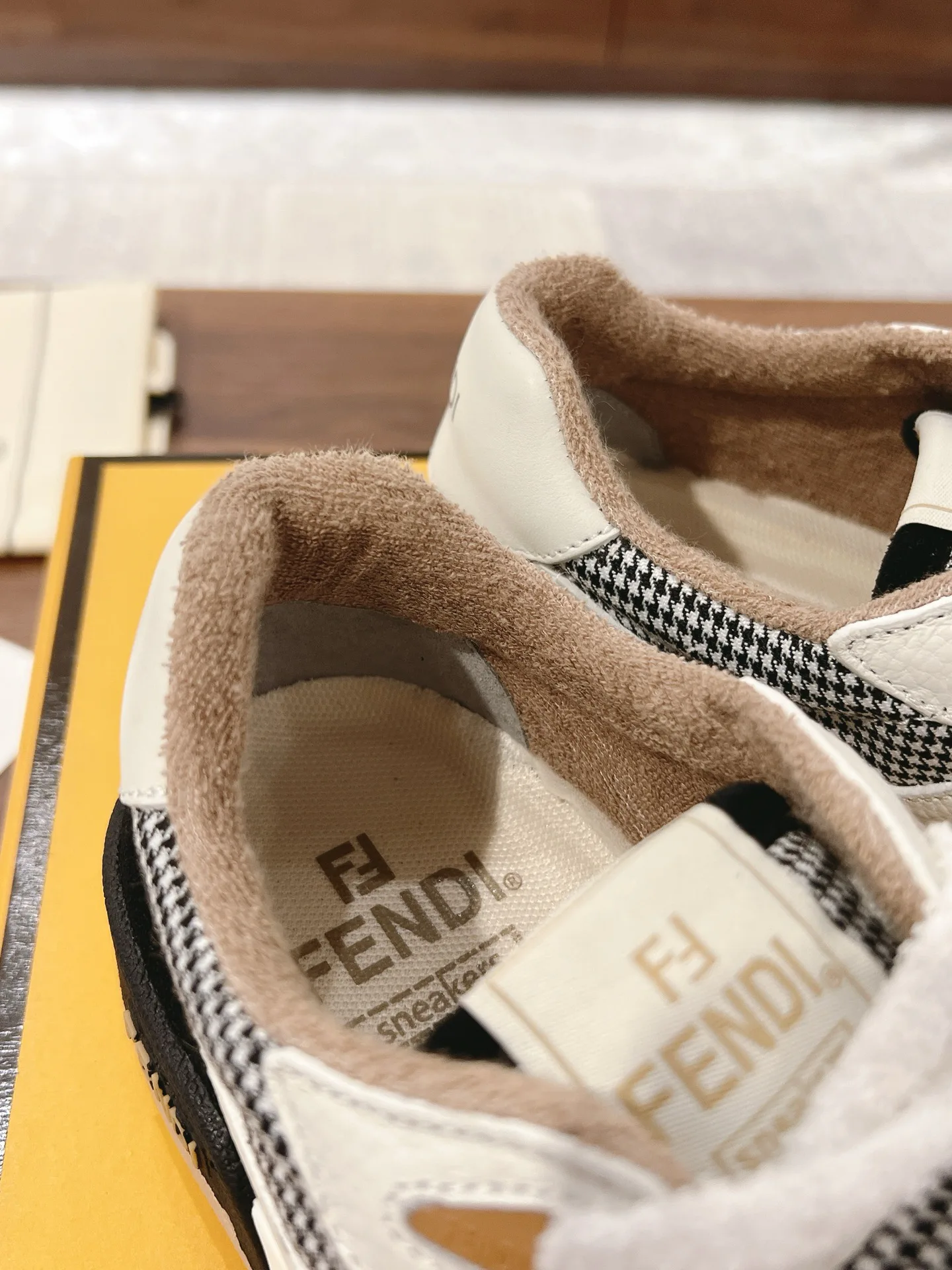 Кроссовки Женские Fendi 18219592