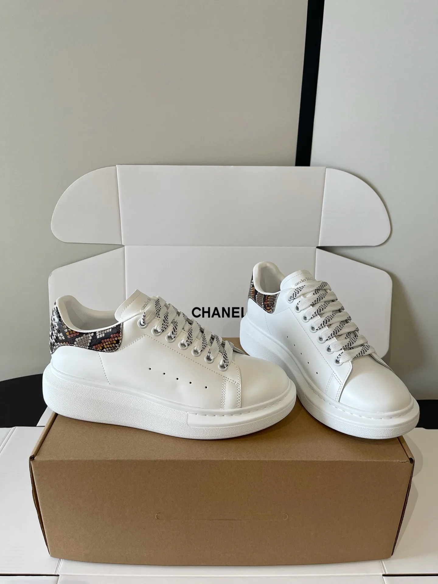 Кроссовки Женские Alexander Mcqueen 18092485