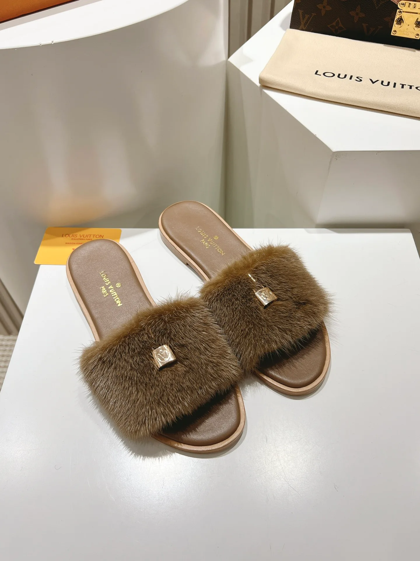 Шлепанцы Женские Louis Vuitton 11190724