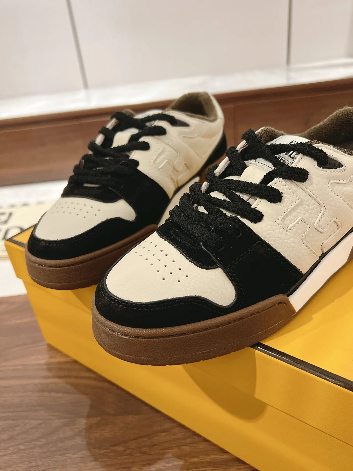 Кроссовки Женские Fendi 18219599