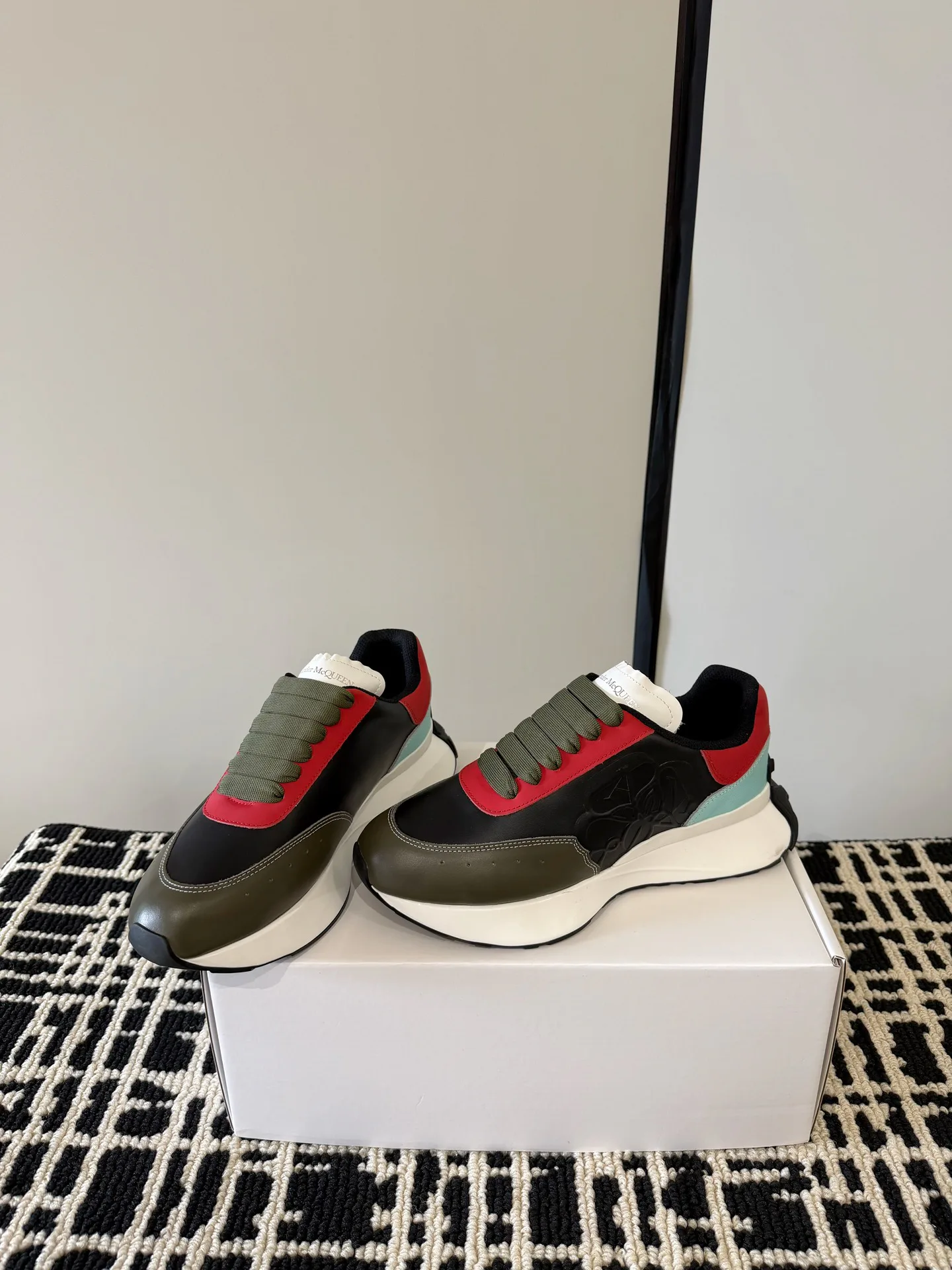 Кроссовки Женские Alexander Mcqueen 13343936