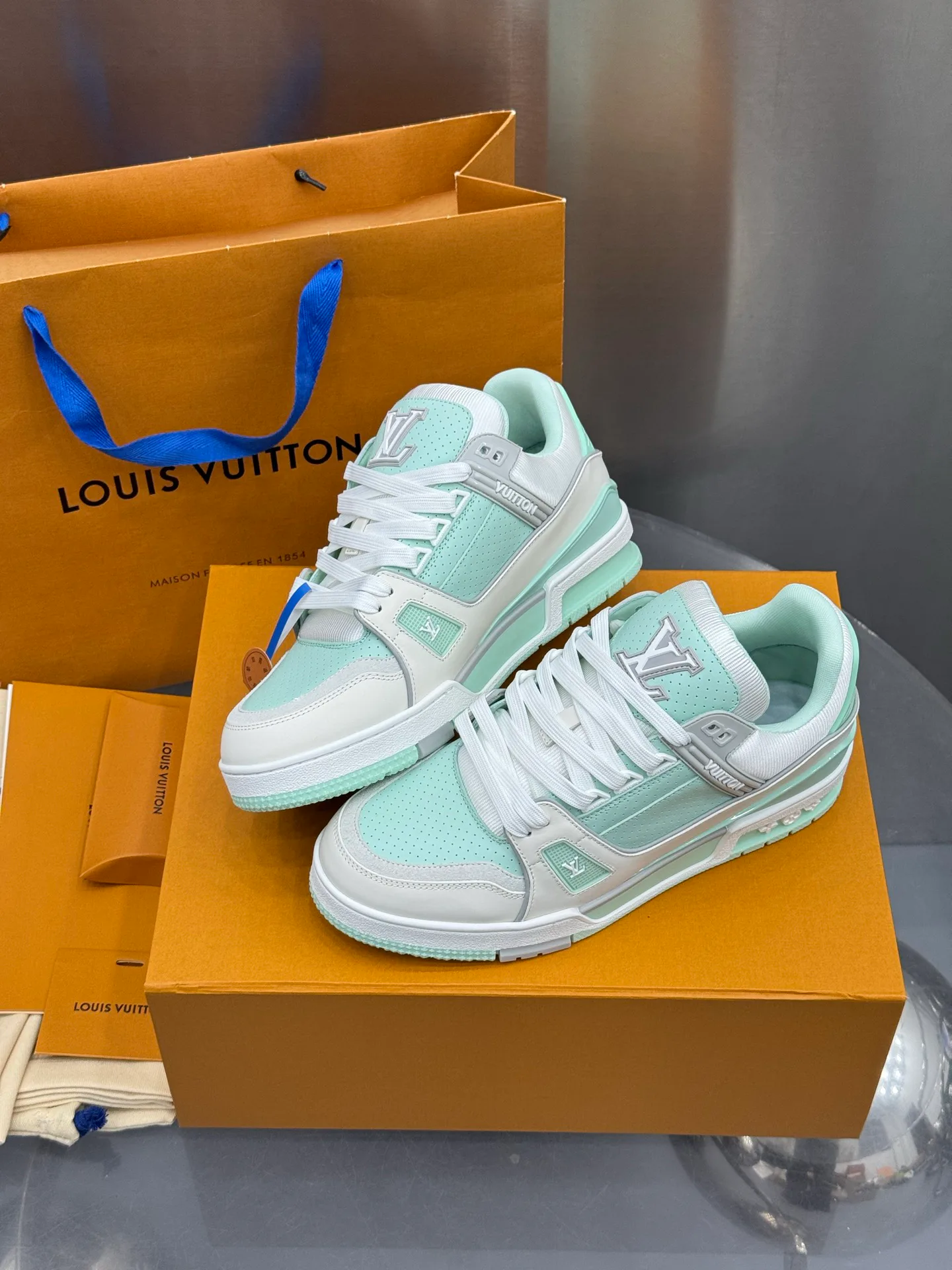 Кроссовки Женские Louis Vuitton 19073335
