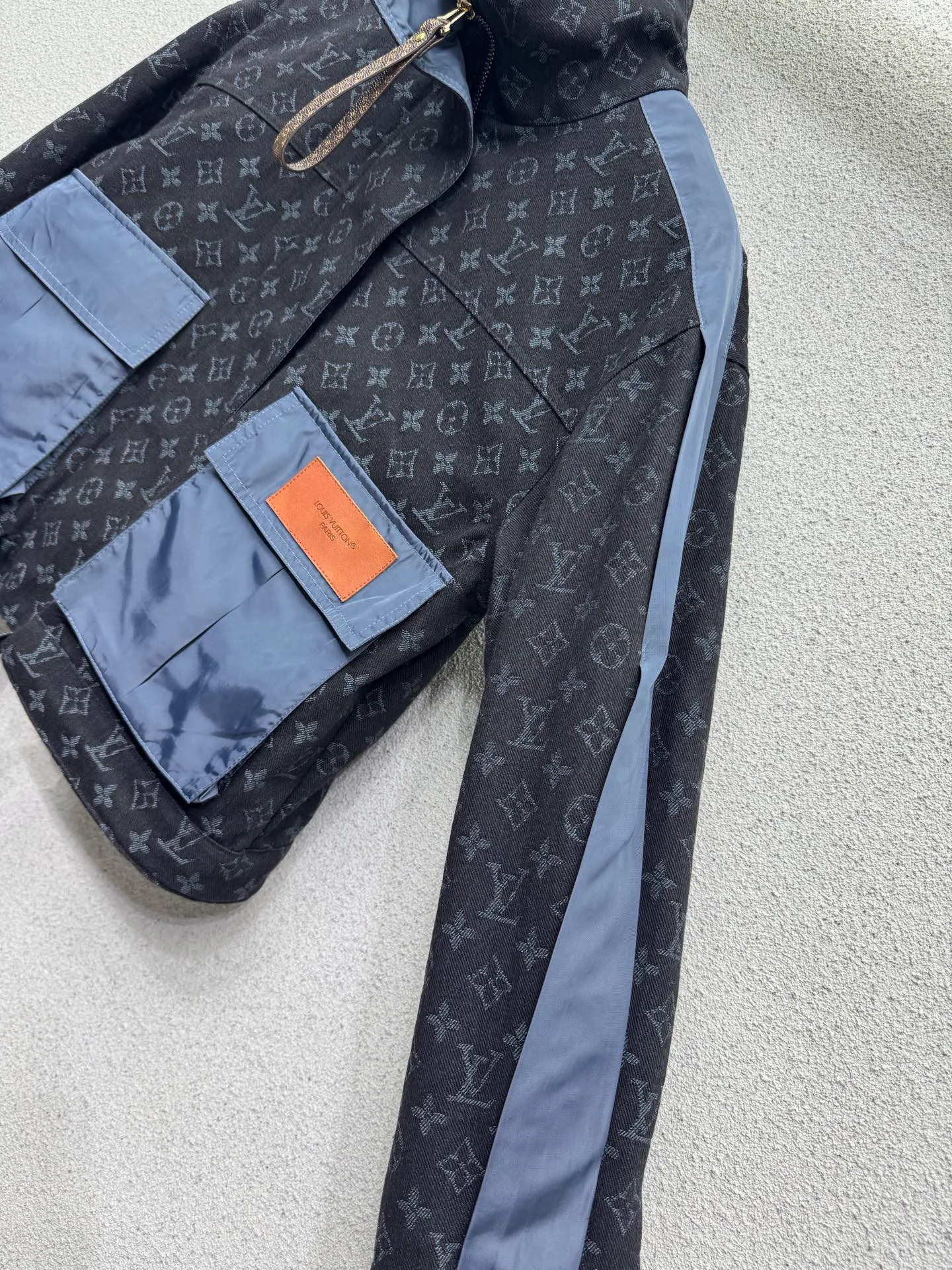 Куртки И Пуховики Женские Louis Vuitton 18327884