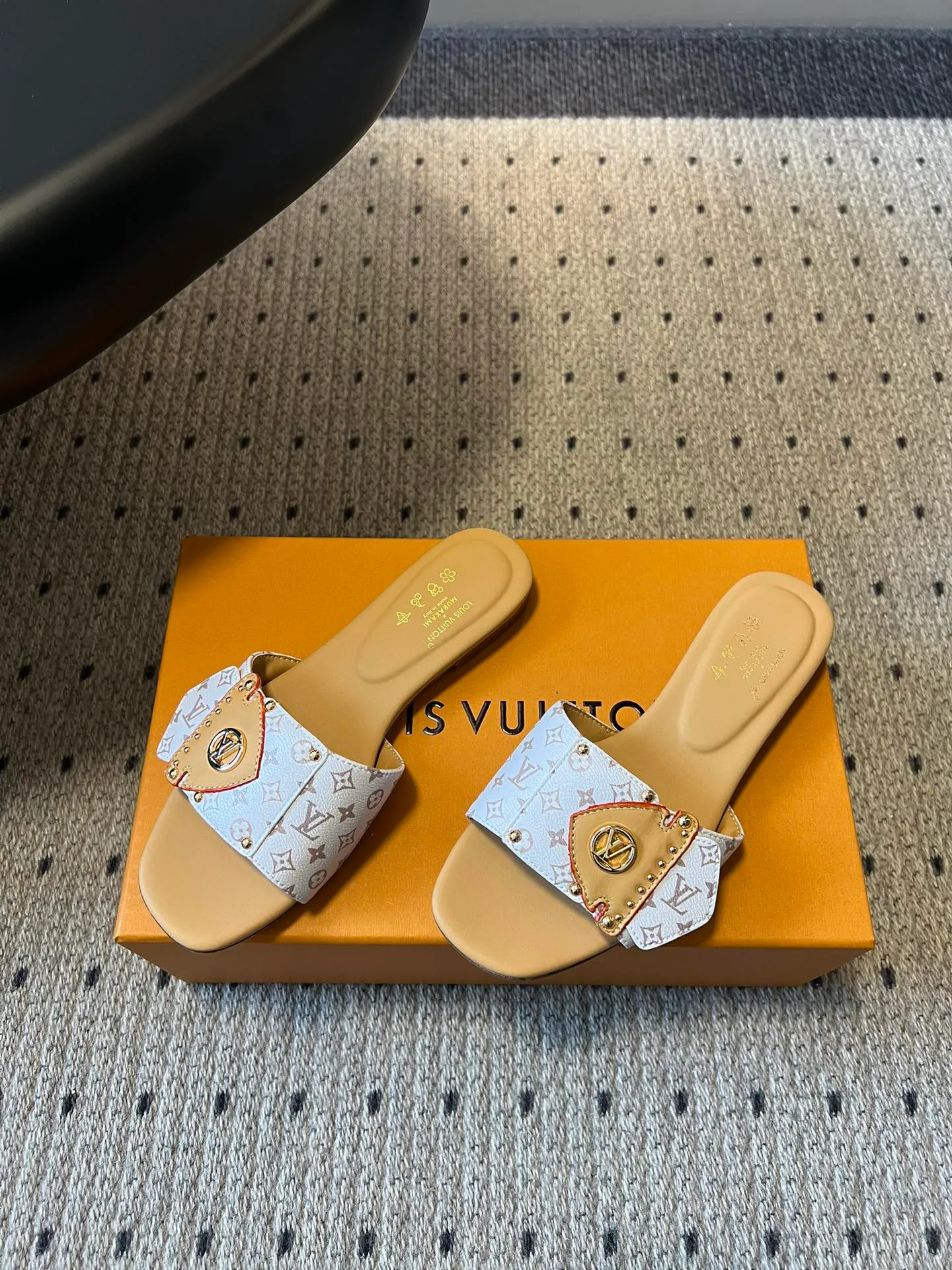 Шлепанцы Женские Louis Vuitton 12697564