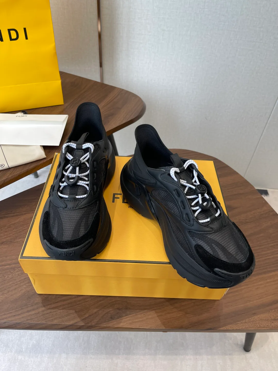 Кроссовки Женские Fendi 11428090