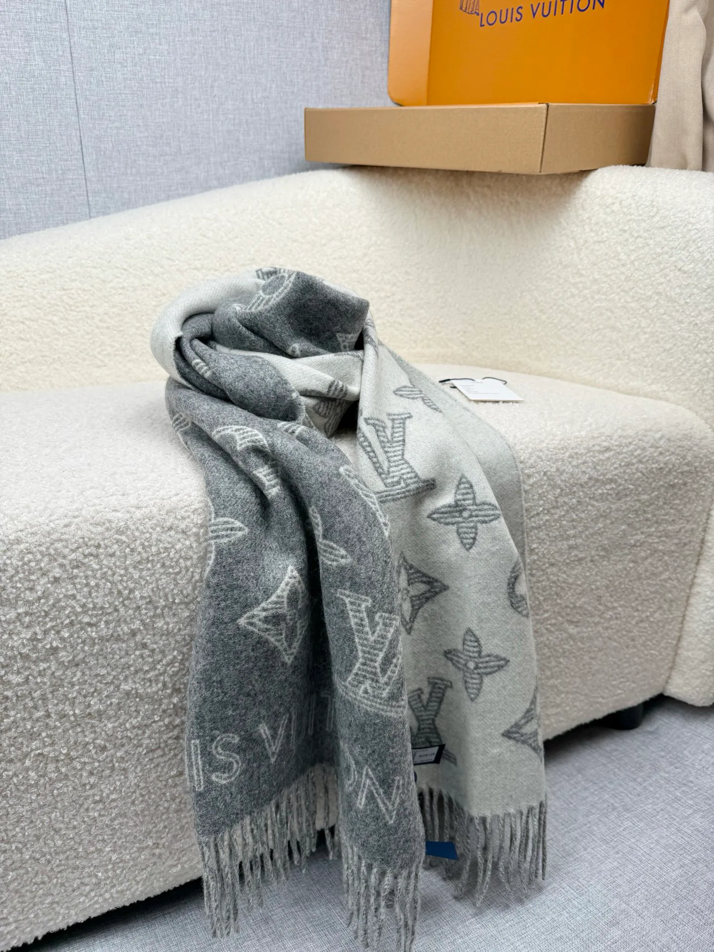 Шарфы Louis Vuitton 18574630