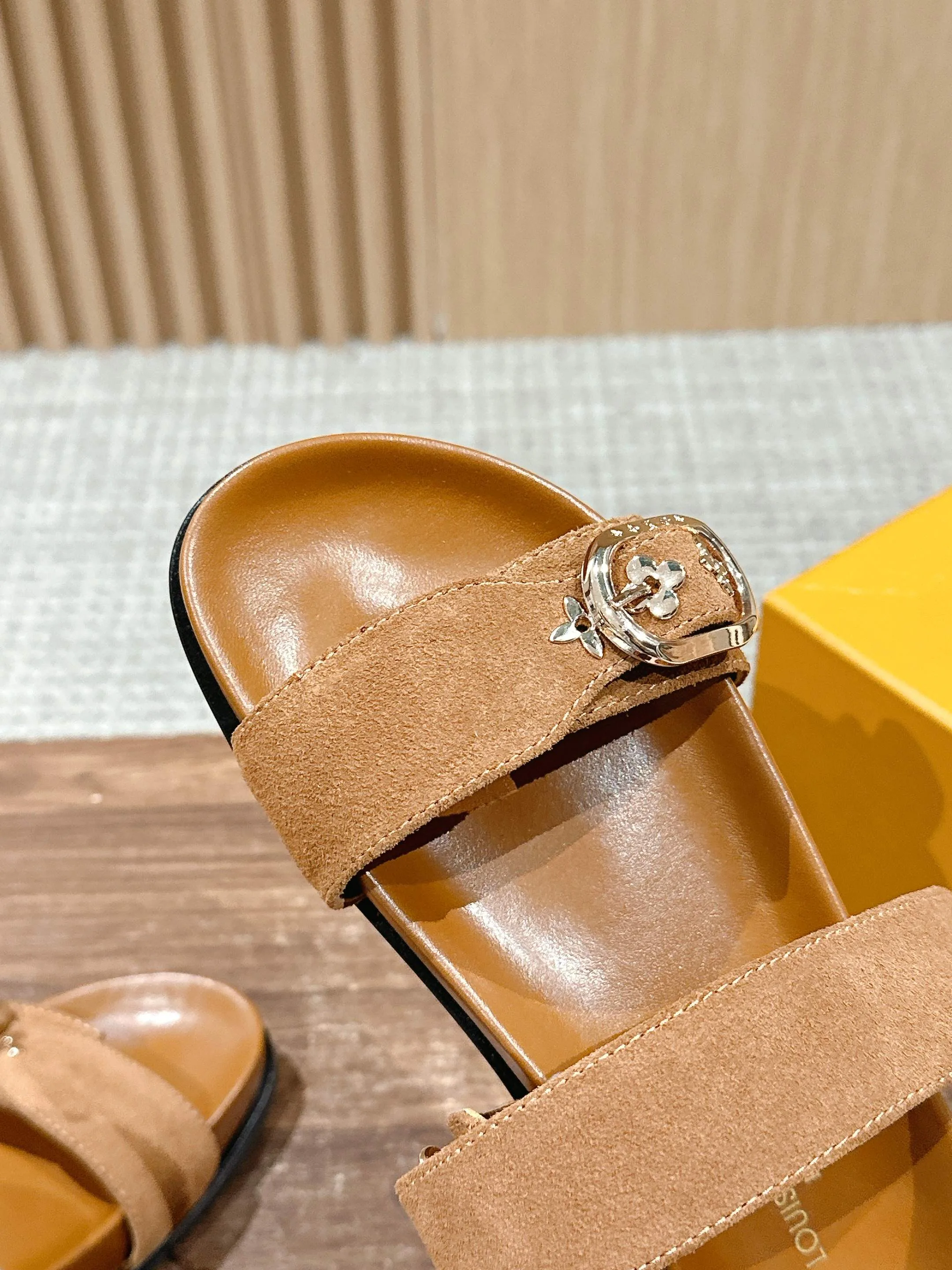 Шлепанцы Женские Louis Vuitton 29906