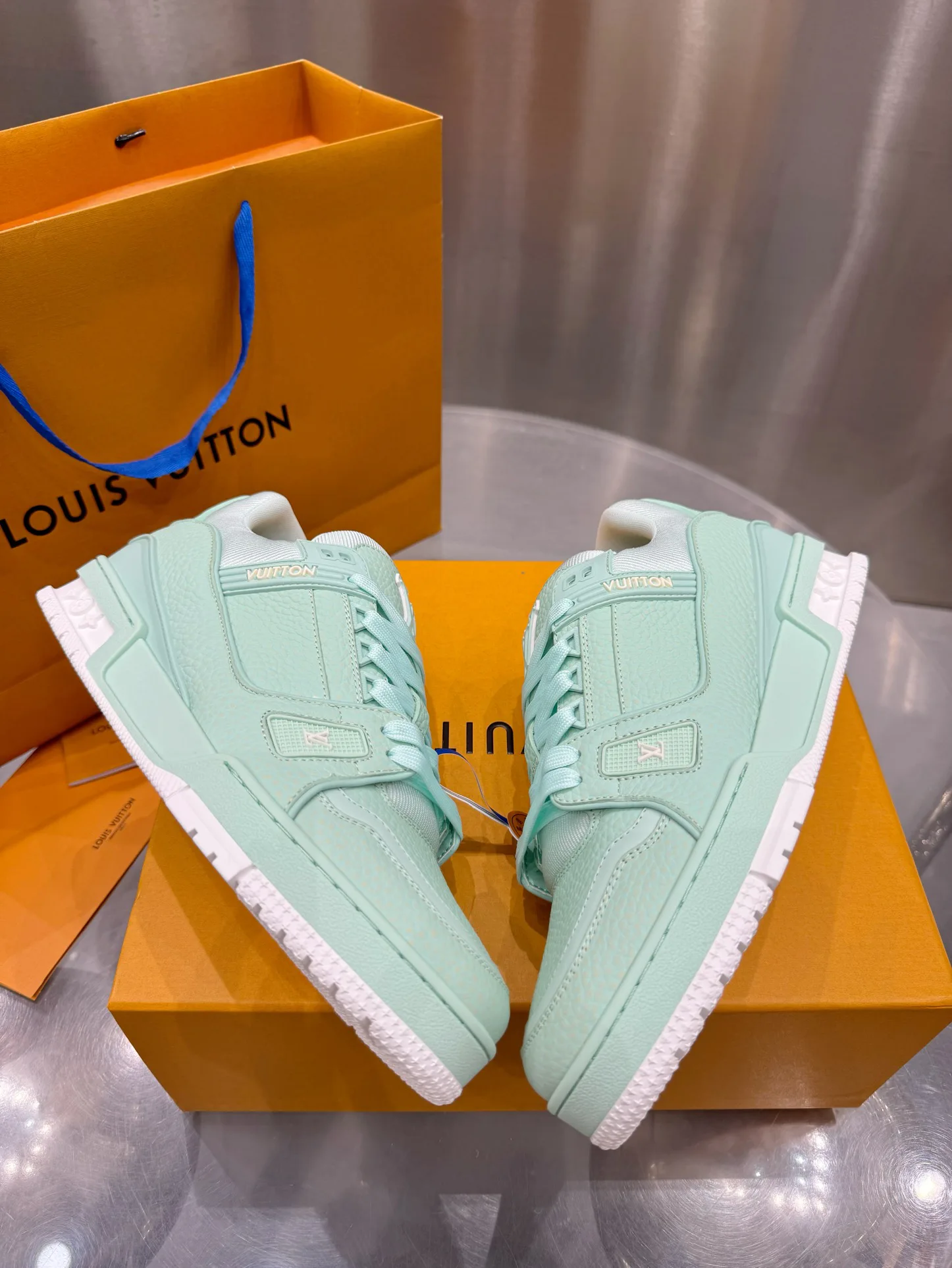 Кроссовки Женские Louis Vuitton 19073370