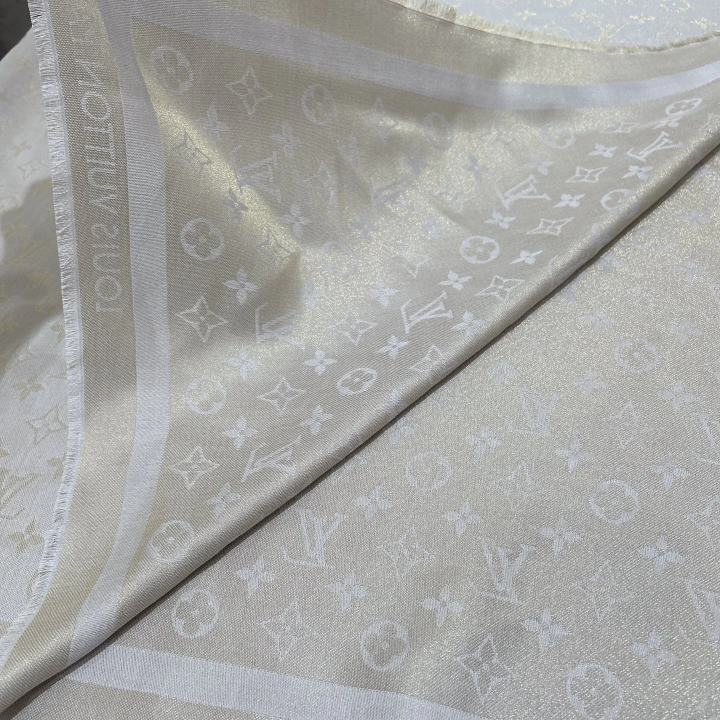 Шарфы Louis Vuitton 18267550