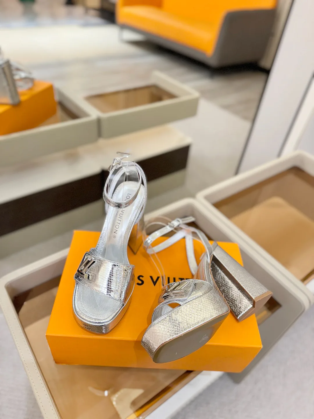 Босоножки Женские Louis Vuitton 17946853