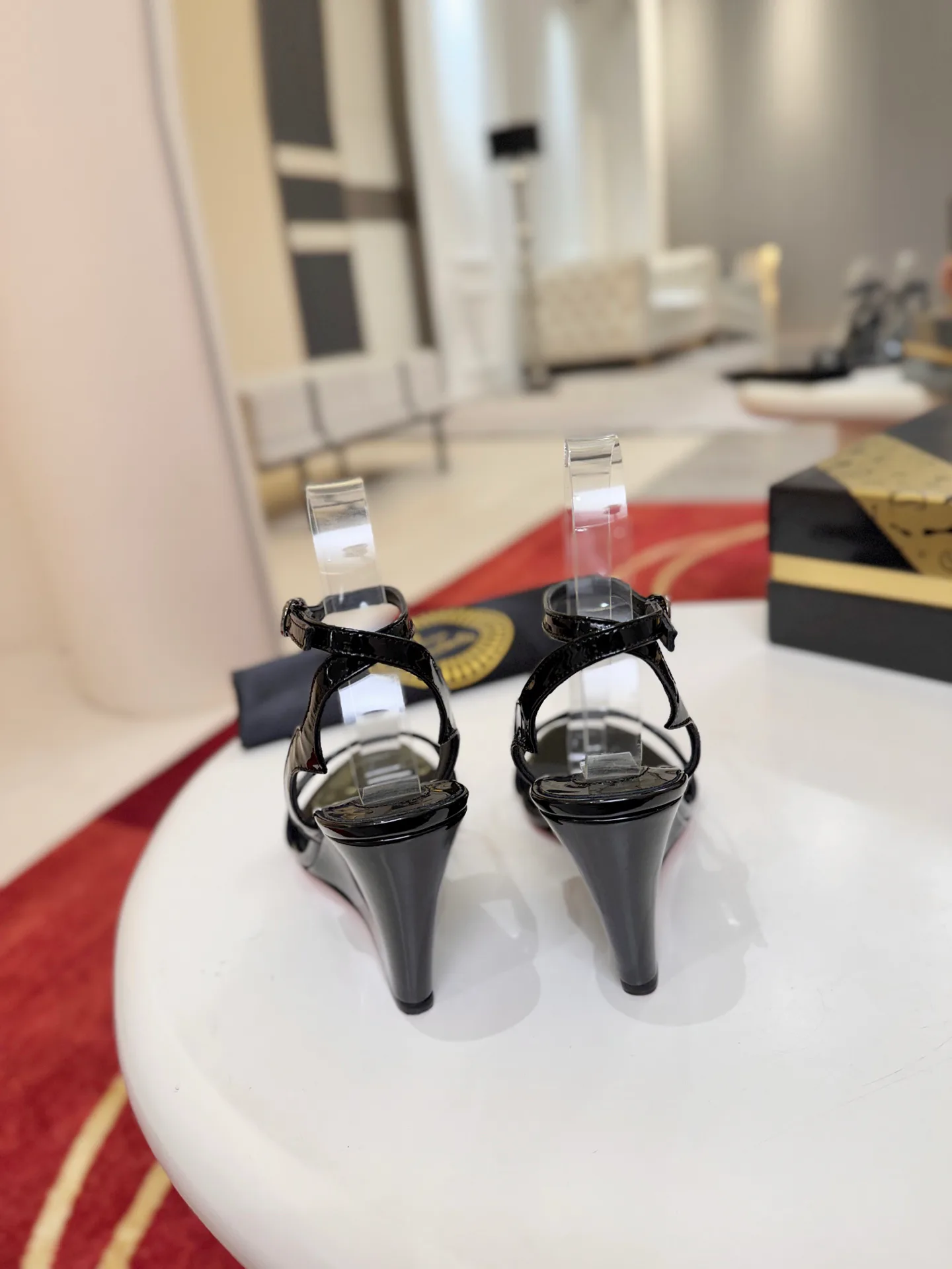 Босоножки Женские Christian Louboutin 18500926