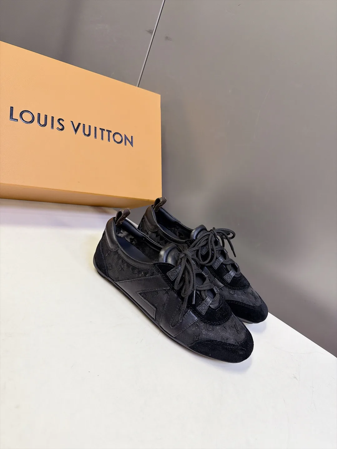 Кроссовки Женские Louis Vuitton 18005461