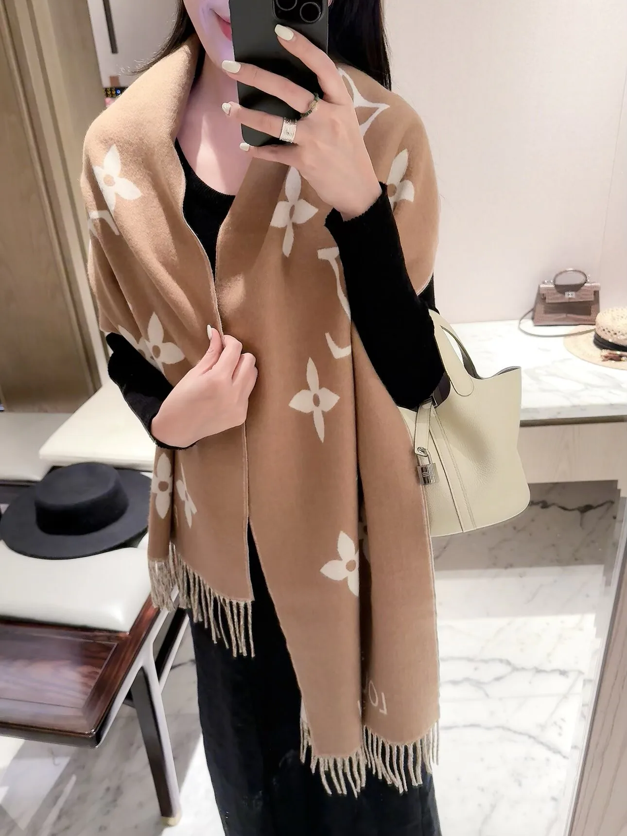 Шарфы Louis Vuitton 18427102