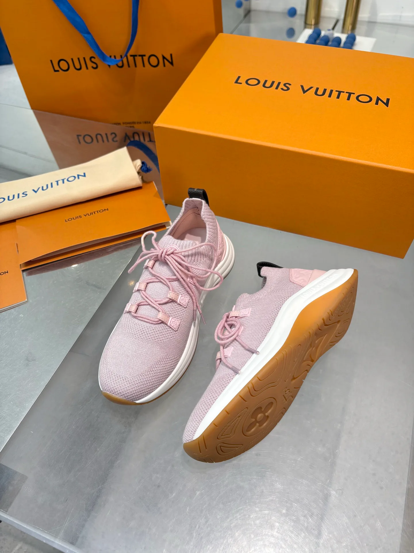 Кроссовки Женские Louis Vuitton 18055137