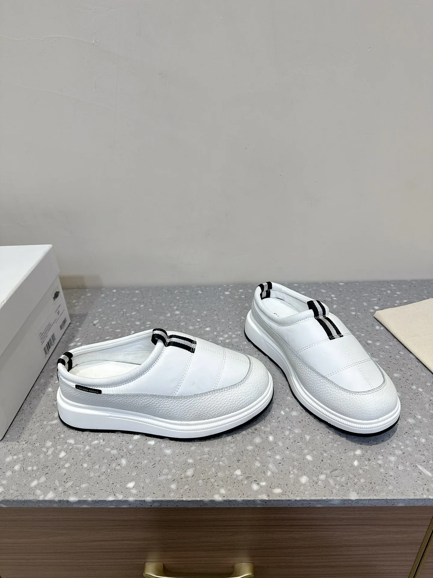 Кроссовки Женские Canada Goose 7983