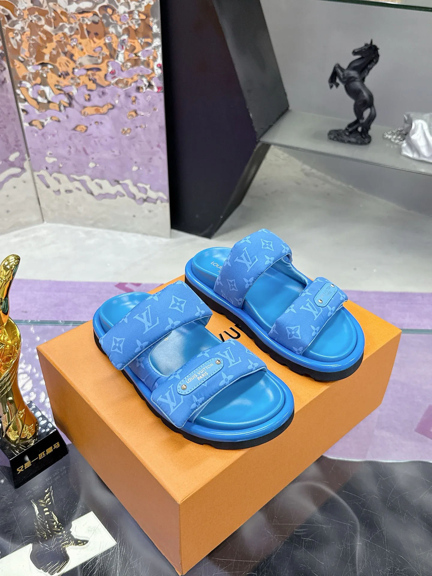Шлепанцы Женские Louis Vuitton 17530455
