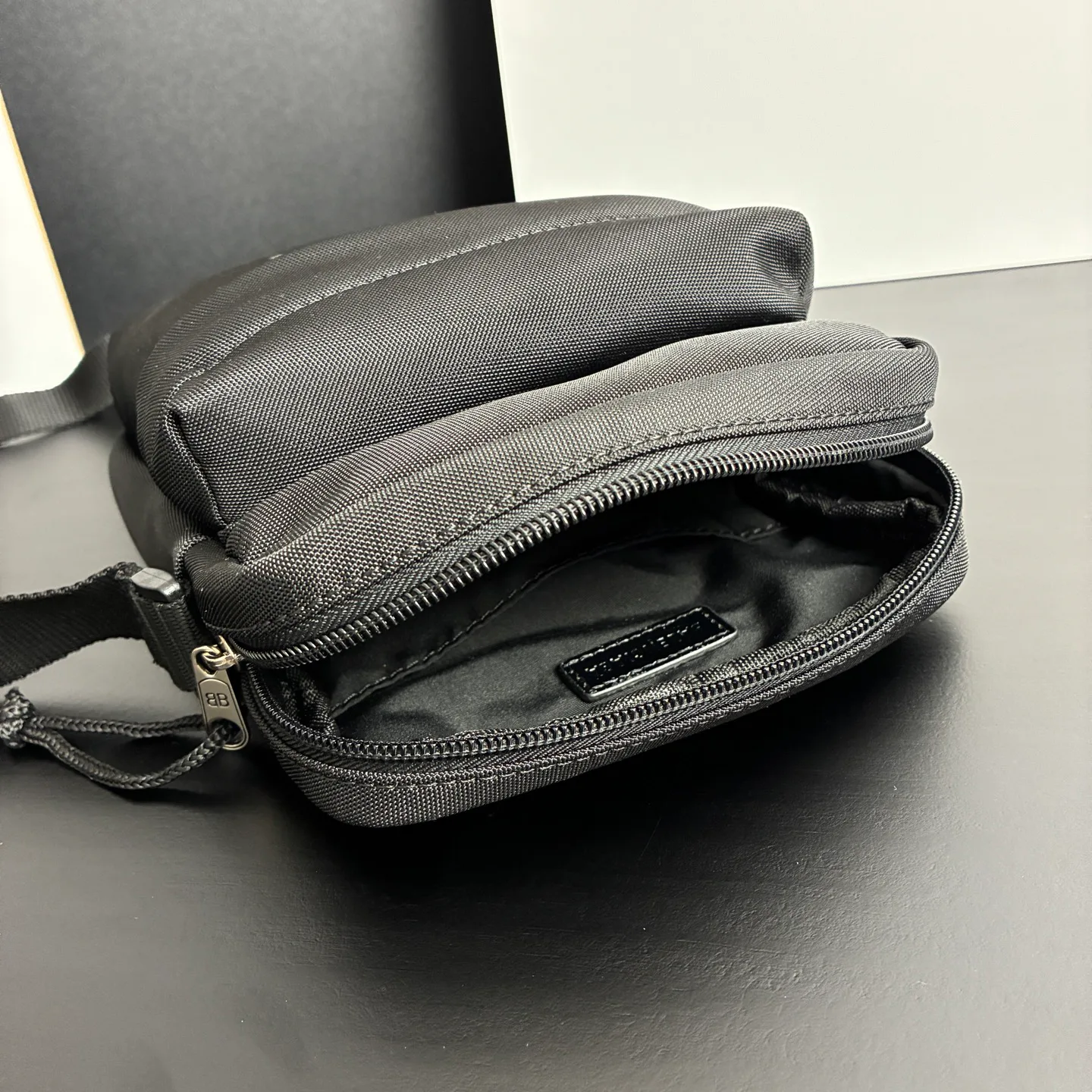 Сумки На Ремне Женские Balenciaga 18136513