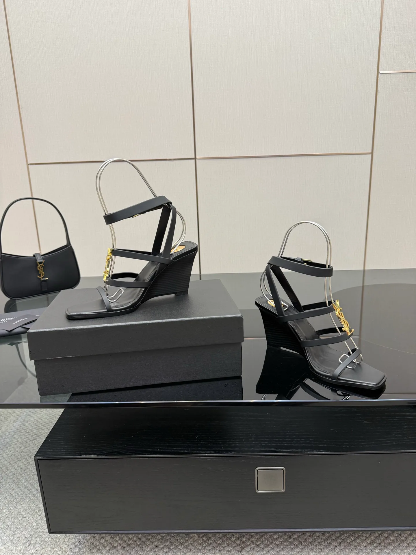 Босоножки Женские Saint Laurent 13164416