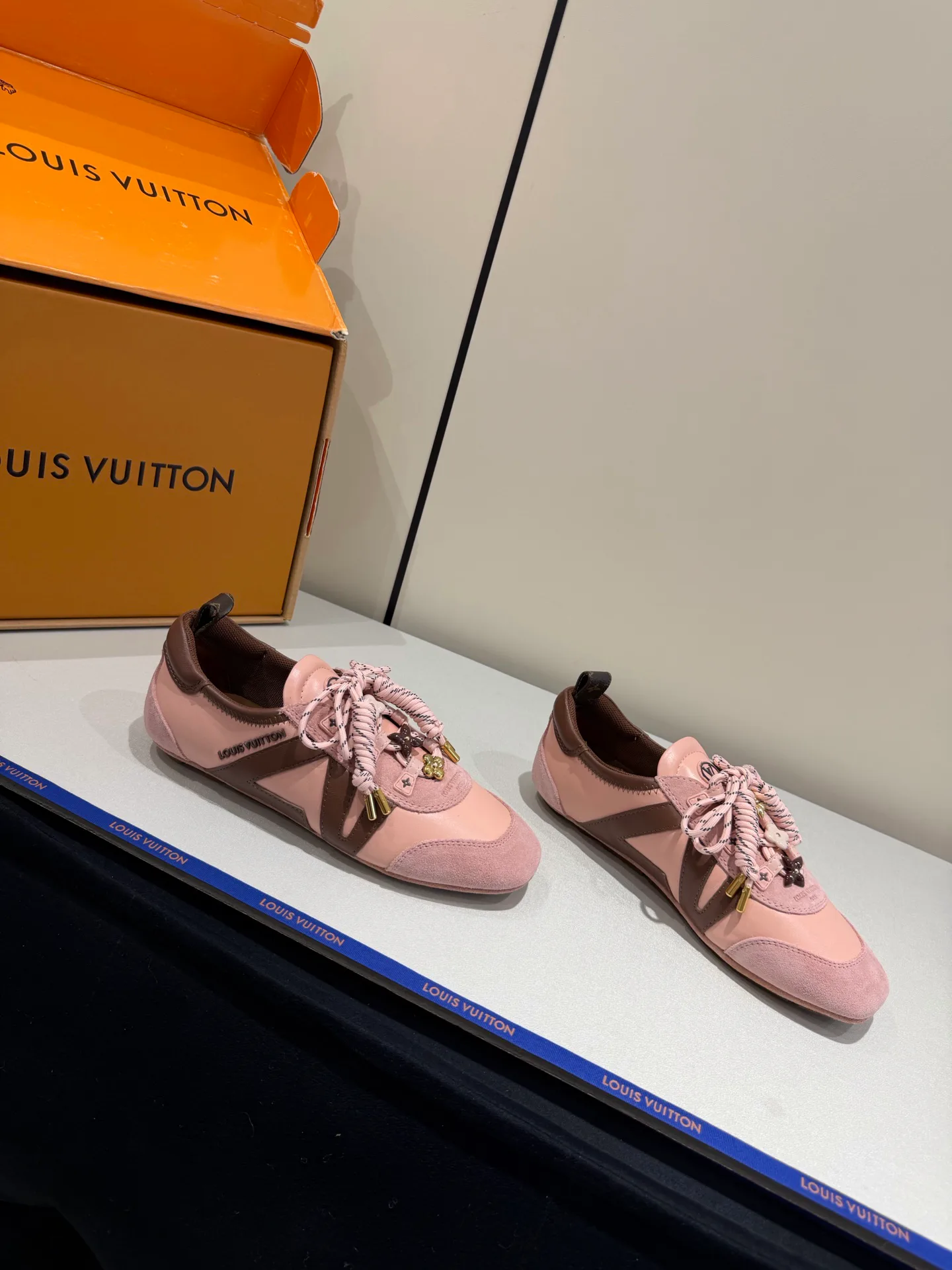 Кроссовки Женские Louis Vuitton 17934908
