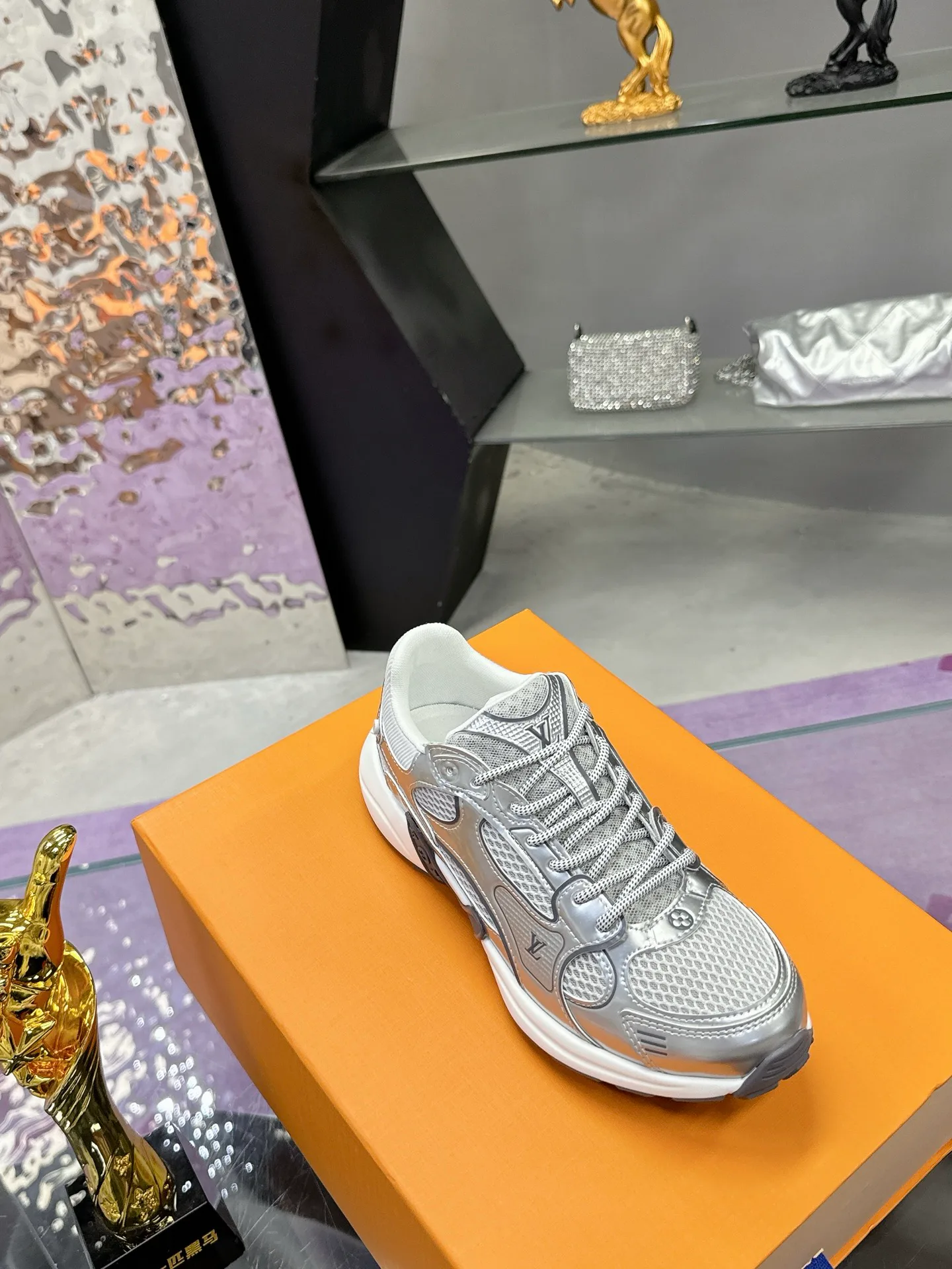 Кроссовки Женские Louis Vuitton 17530430