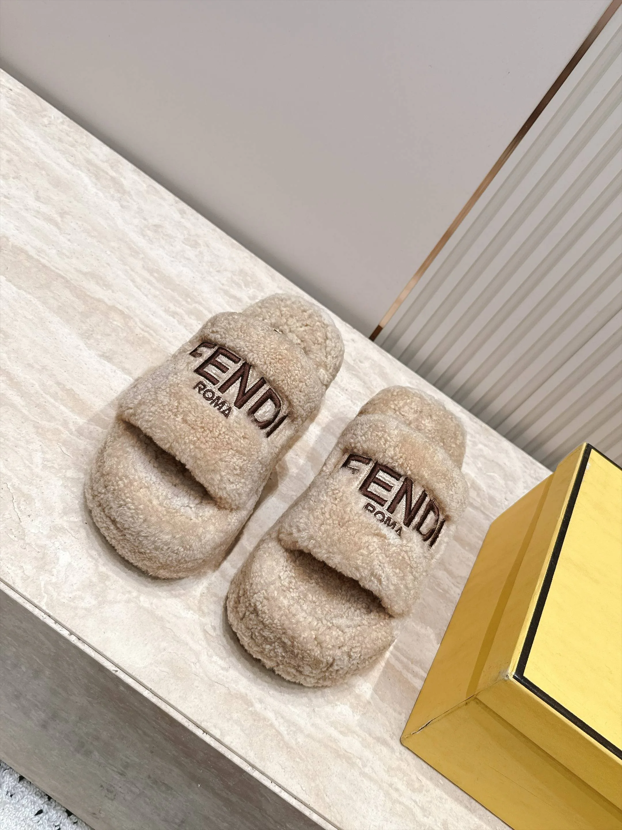 Тапочки Женские Fendi 18737610
