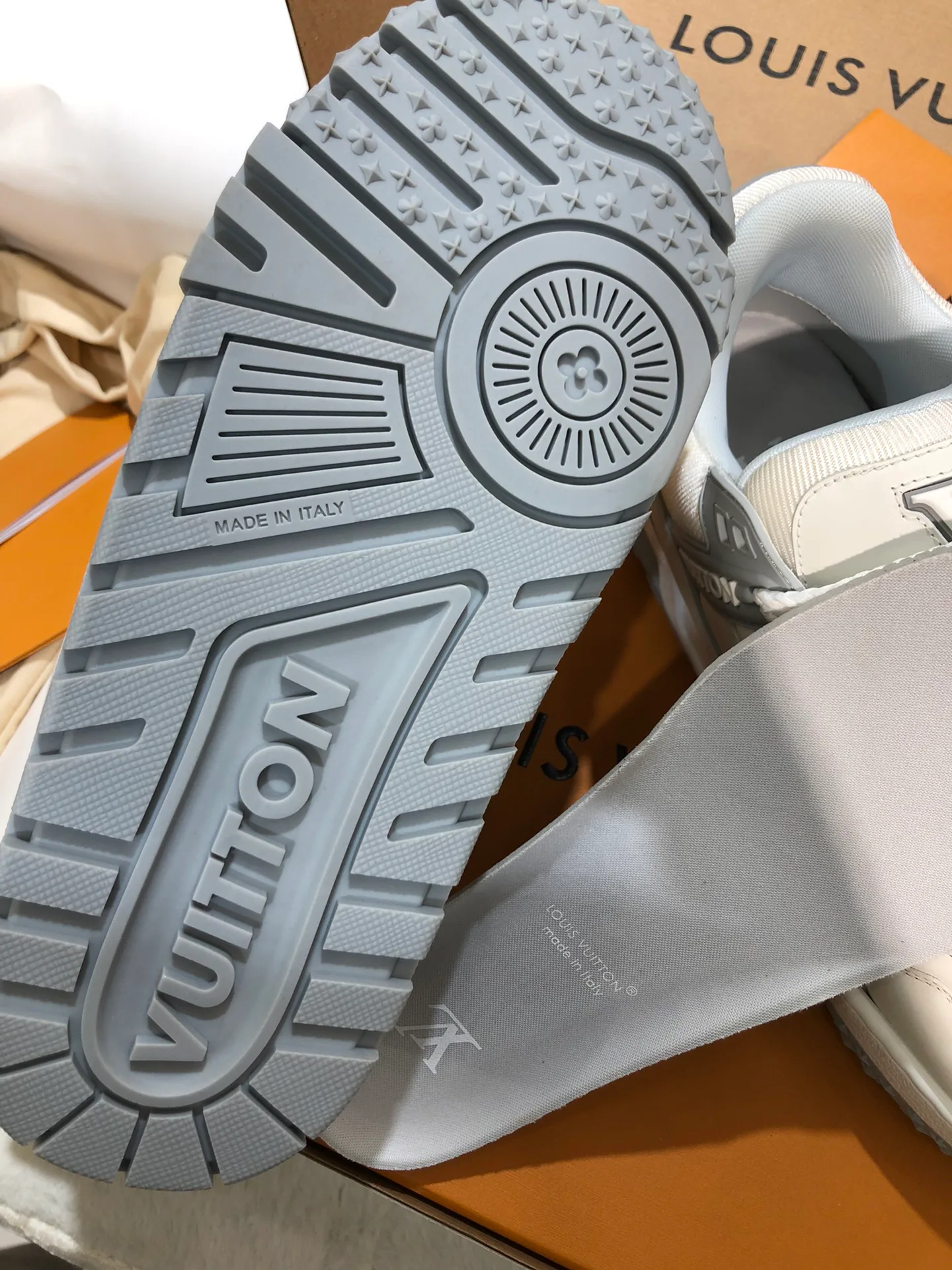 Кроссовки Женские Louis Vuitton 1124310