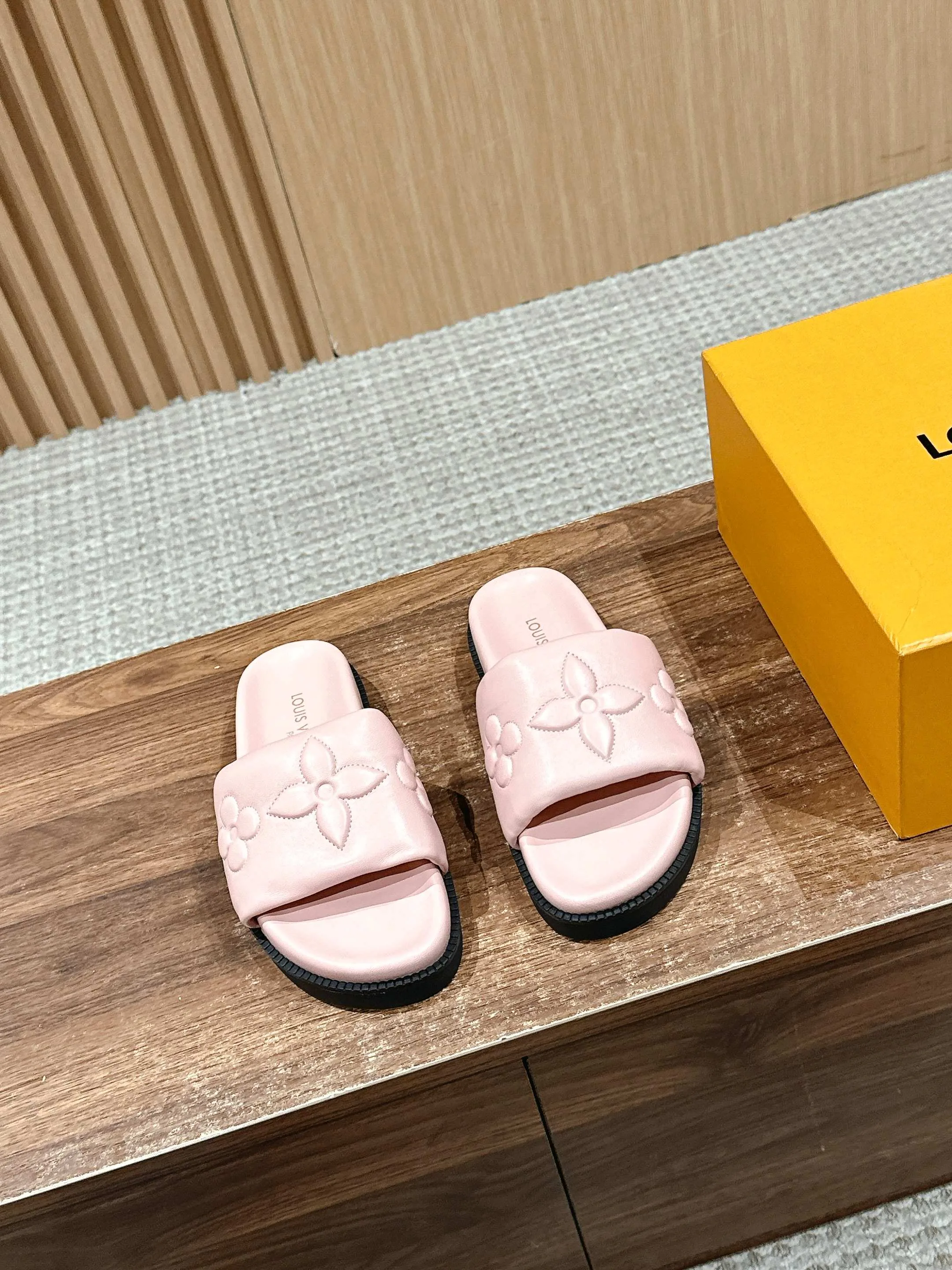 Шлепанцы Женские Louis Vuitton 29907