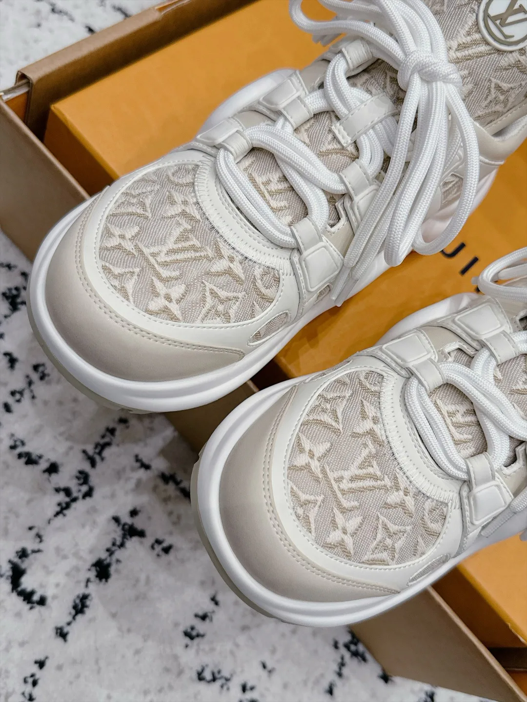 Кроссовки Женские Louis Vuitton 18505471