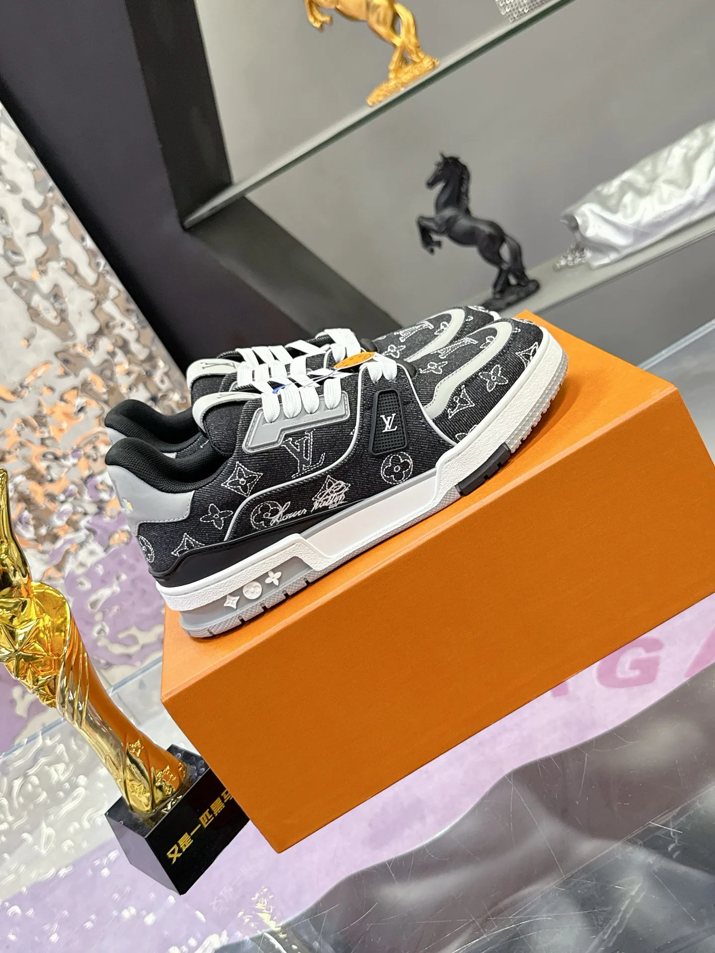 Кроссовки Женские Louis Vuitton 17930921
