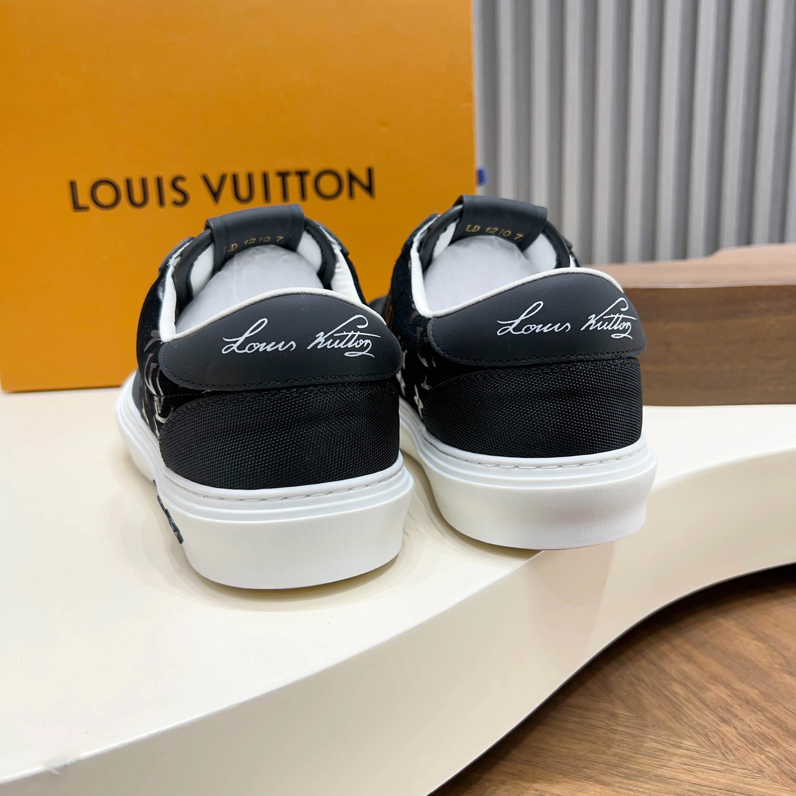 Кроссовки Мужские Louis Vuitton 18117093