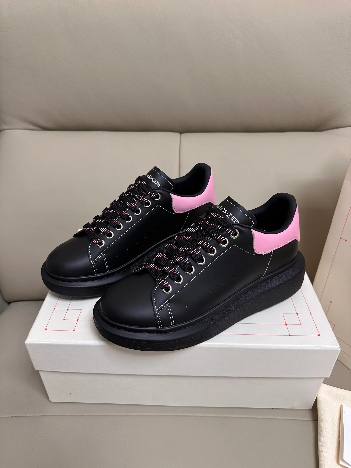Кроссовки Женские Alexander Mcqueen 18616720