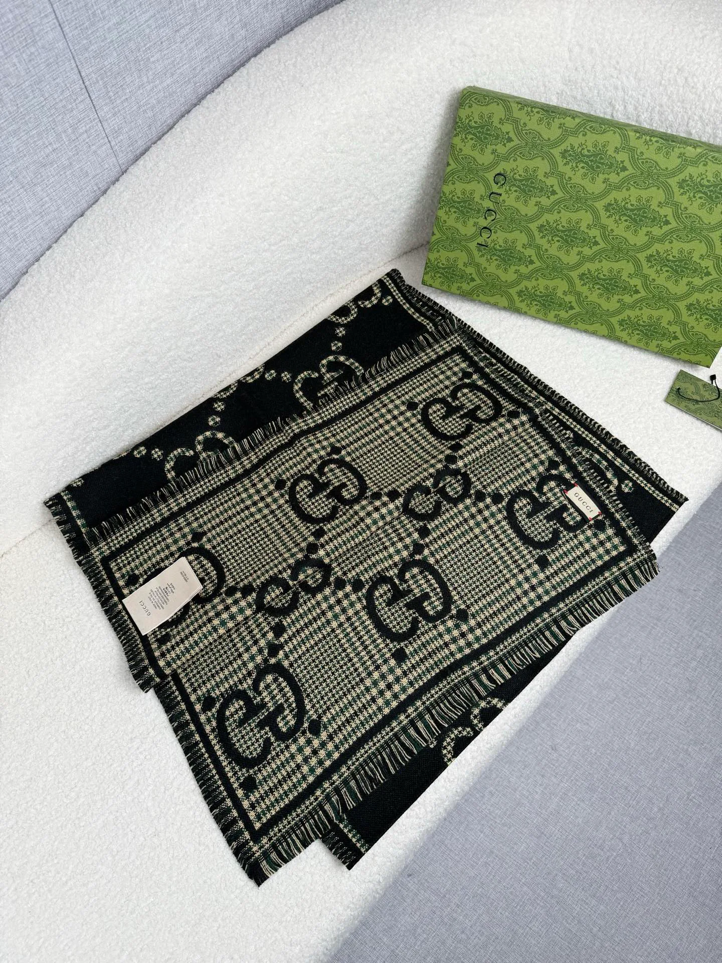 Шарфы Gucci 18675817