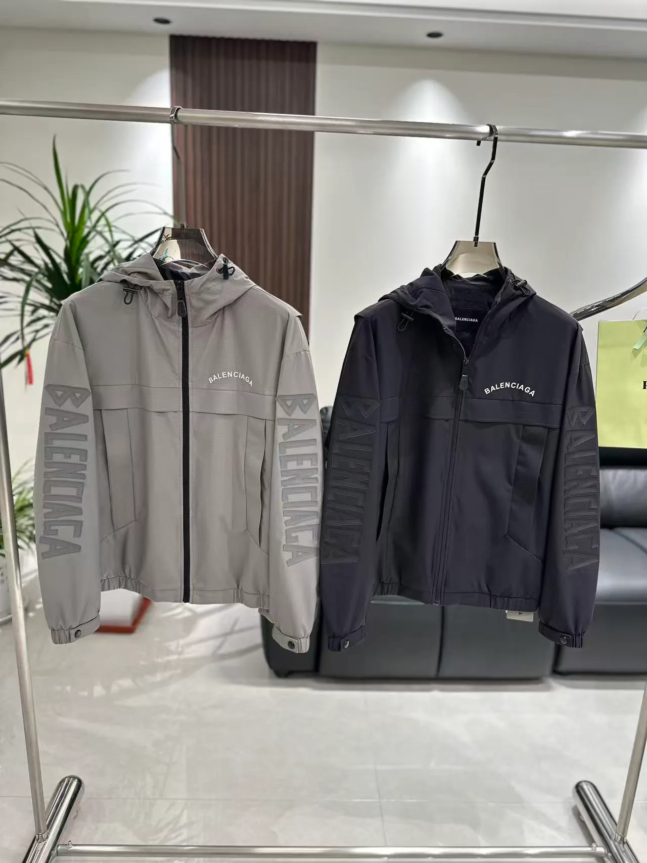 Куртки И Пуховики Женские Balenciaga 17944124