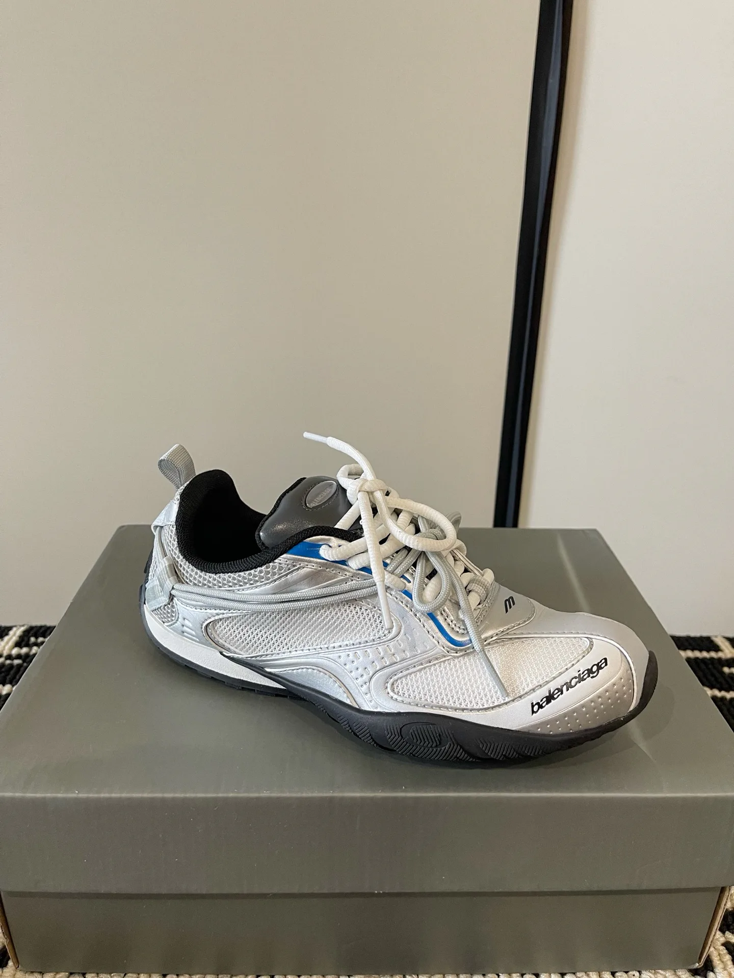 Кроссовки Женские Balenciaga 18386315