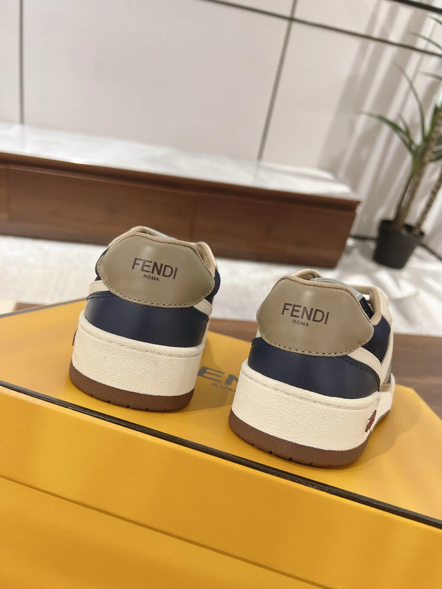 Кроссовки Женские Fendi 18219546