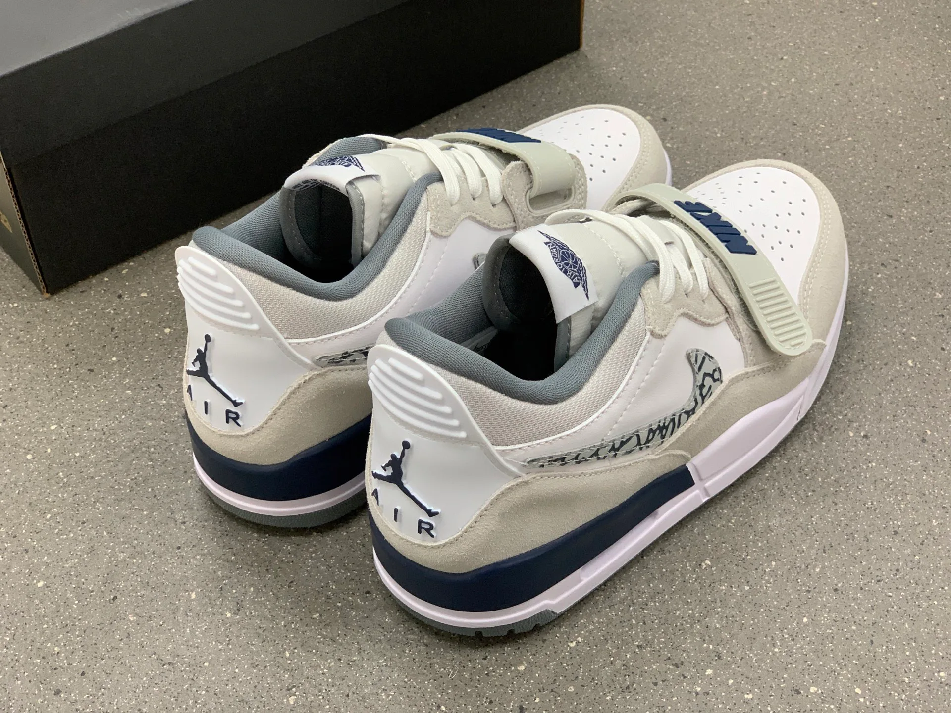 Кроссовки Женские Air Jordan 1261184