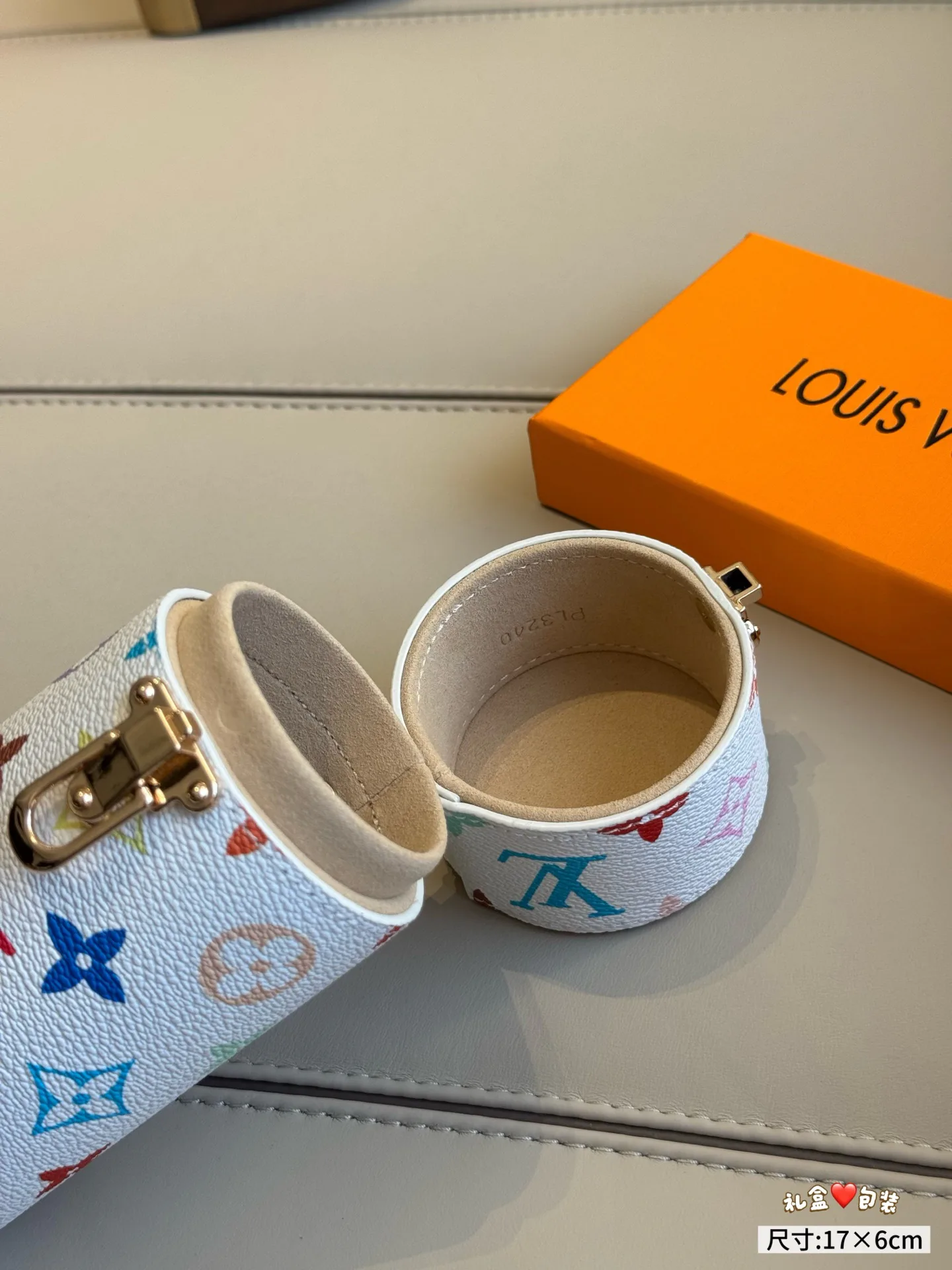 Клатчи Женские Louis Vuitton 18325430