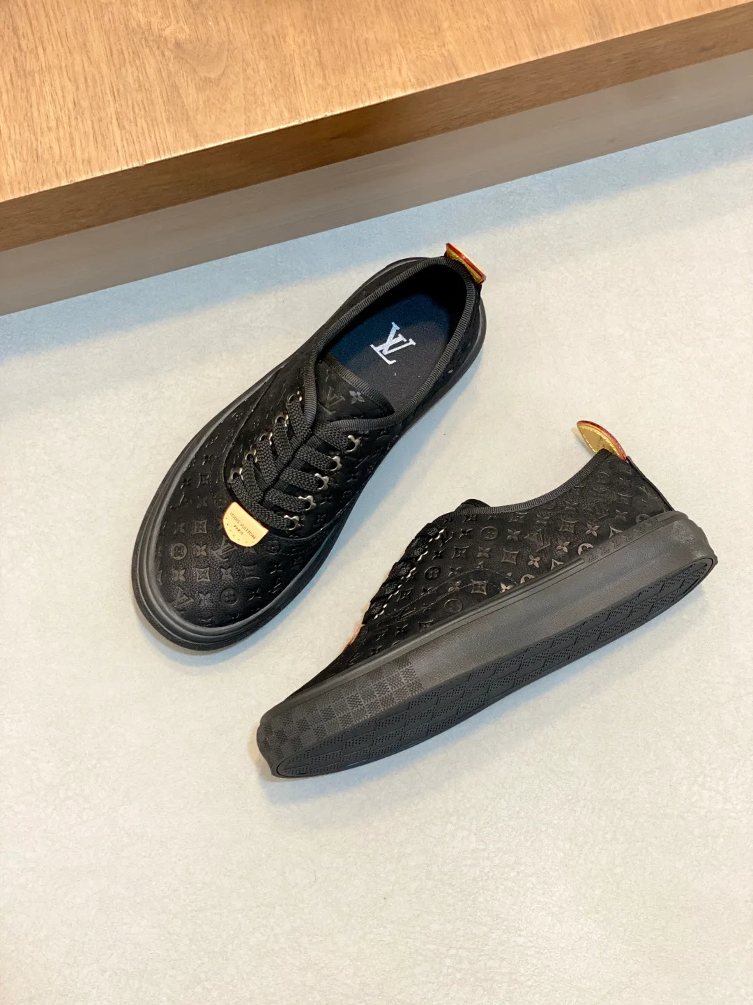 Кроссовки Мужские Louis Vuitton 18707519