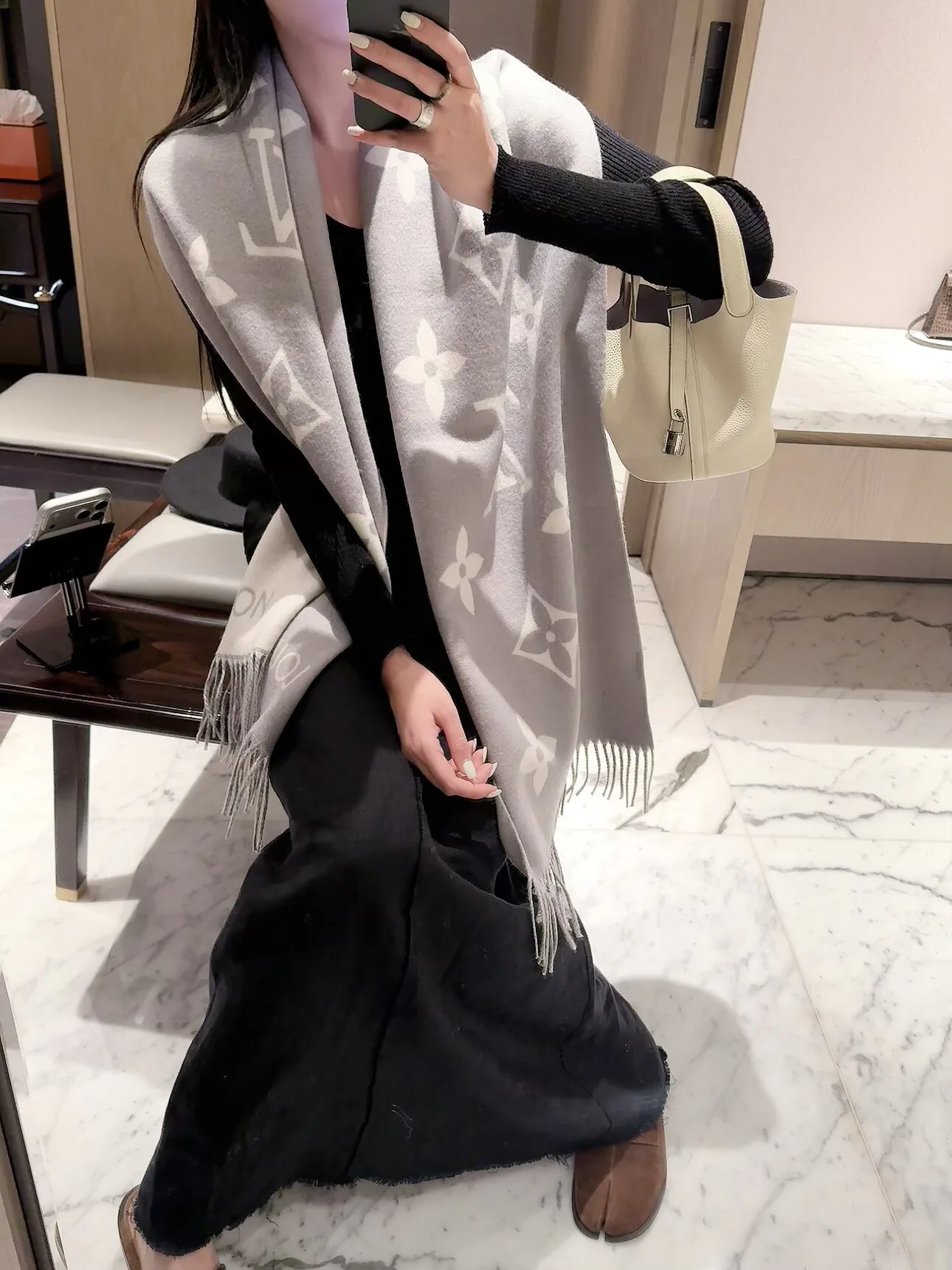 Шарфы Louis Vuitton 18427102
