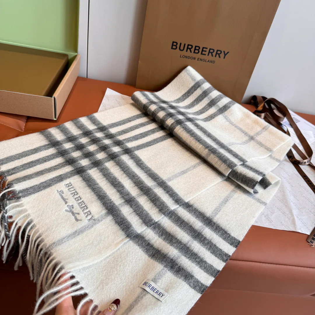 Шарфы Burberry 4549912