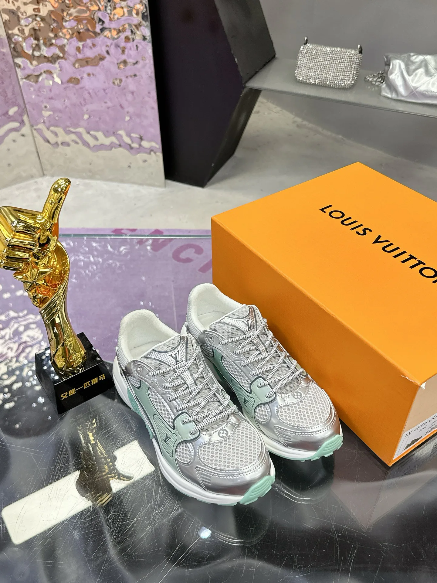 Кроссовки Женские Louis Vuitton 17530432