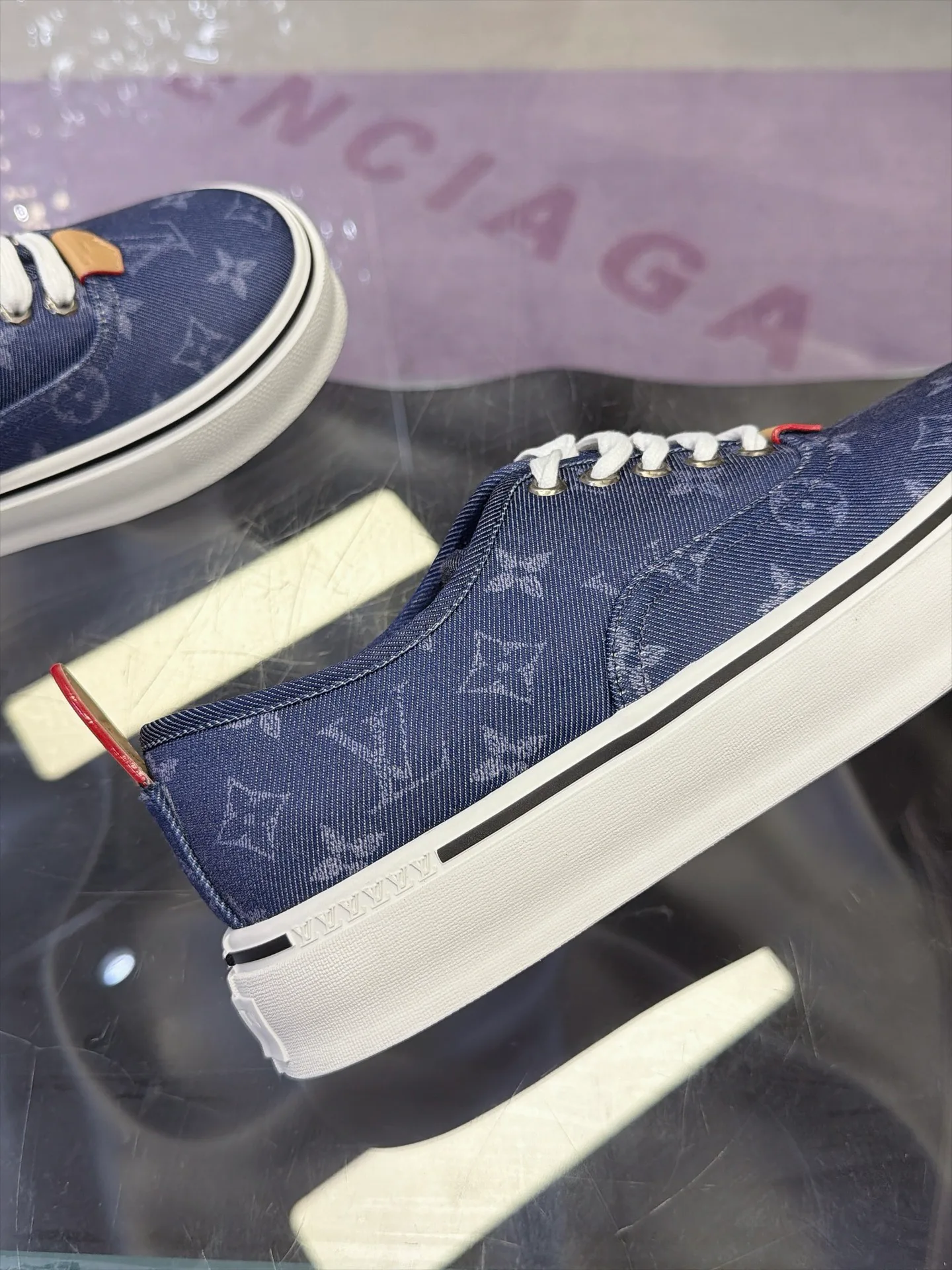Кроссовки Женские Louis Vuitton 17930905