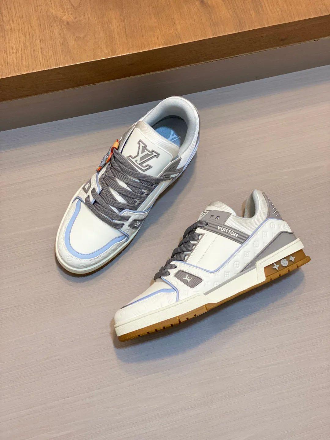 Кроссовки Женские Louis Vuitton 18100327