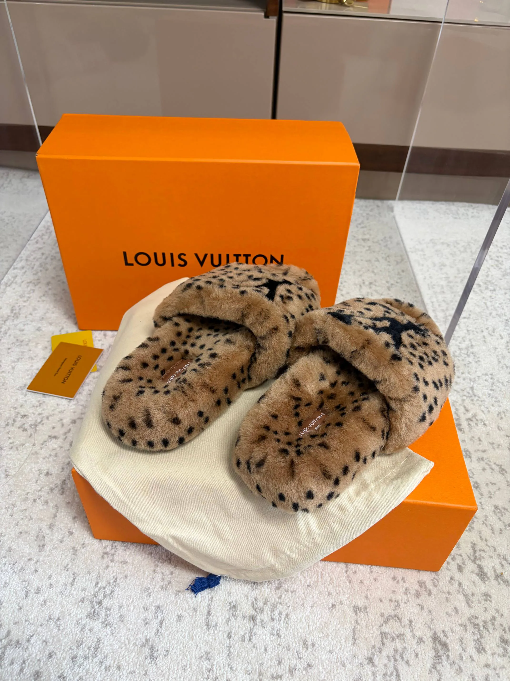 Тапочки Женские Louis Vuitton 18823518