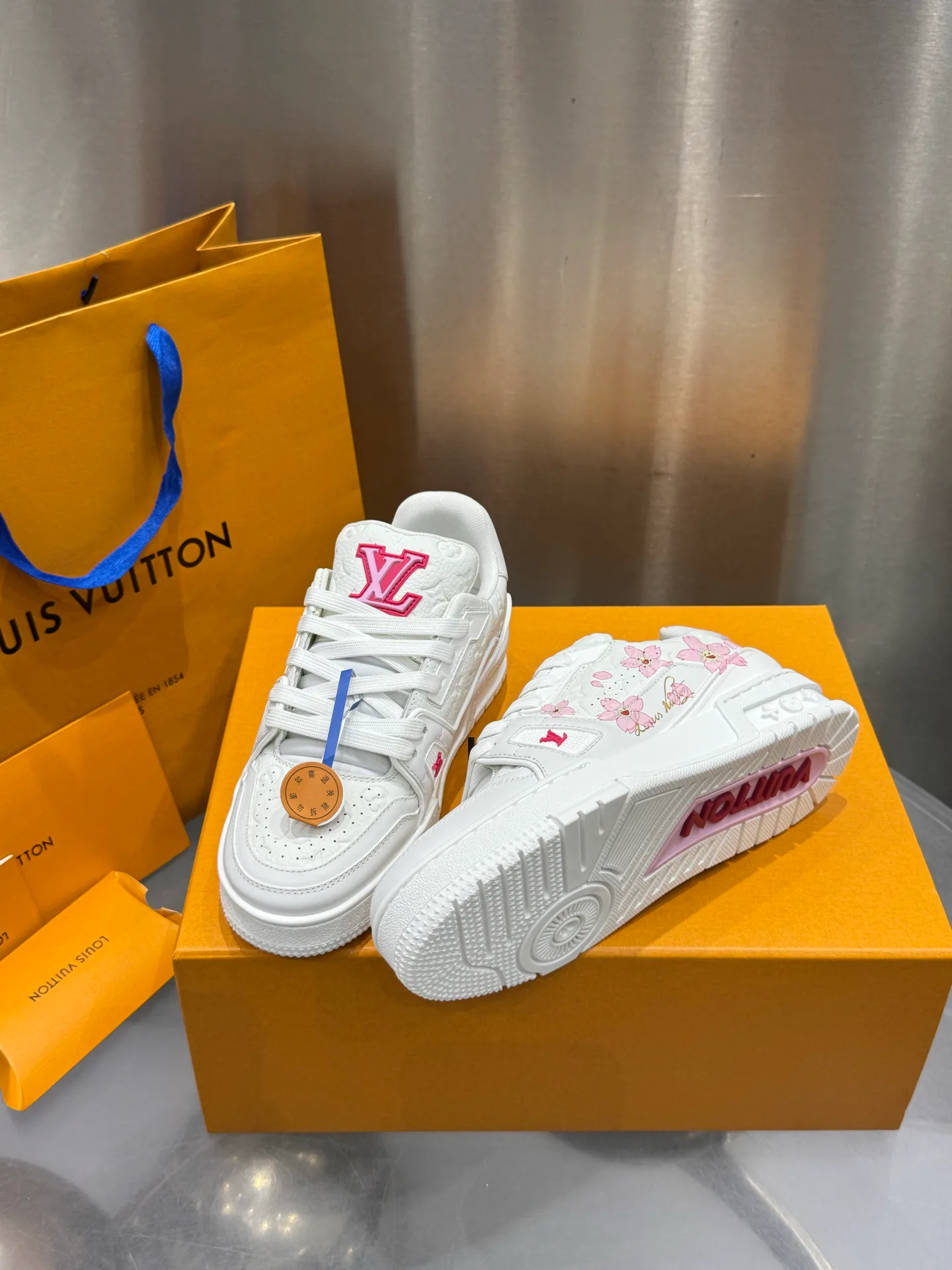 Кроссовки Женские Louis Vuitton 19073336